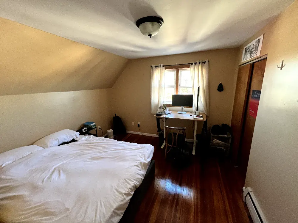 Archived listing: Warm 2nd floor room near campus